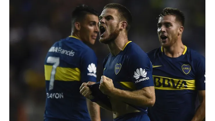 "URUGUAYO, URUGUAYO". Nández grita con todo el 2-0 contra Colón enfrente de La Bombonera (Foto: Getty).