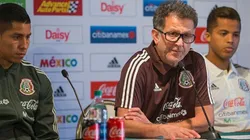 Juan Carlos Osorio junto con Giovanni Dos Santos y Héctor Ayala antes del amistoso de México contra Bosnia.