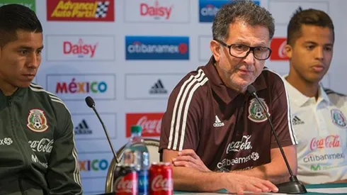 Juan Carlos Osorio junto con Giovanni Dos Santos y Héctor Ayala antes del amistoso de México contra Bosnia.