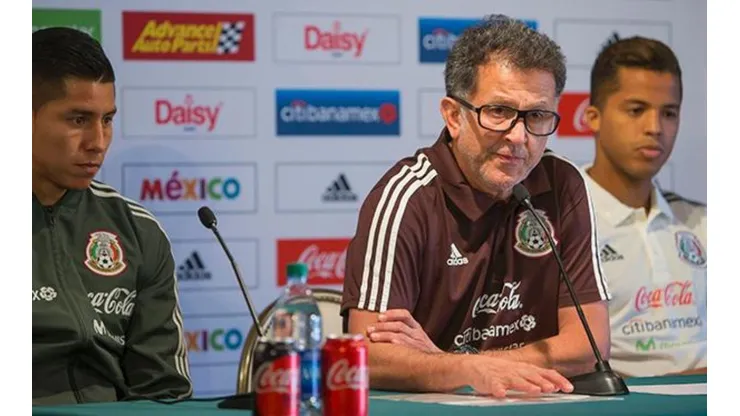 Juan Carlos Osorio junto con Giovanni Dos Santos y Héctor Ayala antes del amistoso de México contra Bosnia.