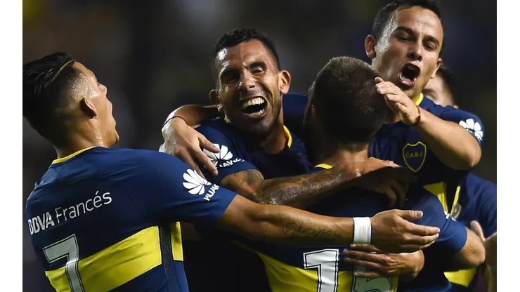 Los jugadores de Boca festejan el gol.