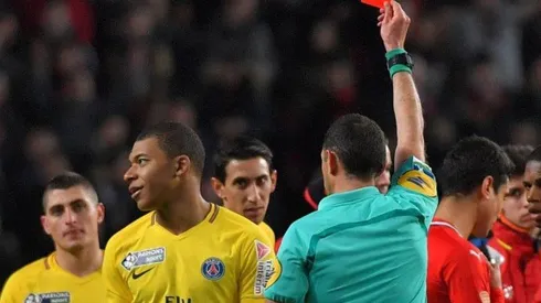 Mbappé volvió de la lesión y lo expulsaron por una patada criminal