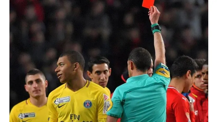 Mbappé volvió de la lesión y lo expulsaron por una patada criminal