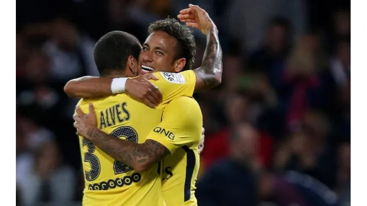 ABRAZO BRASILEÑO. Neymar celebra con Dani Alves en el encuentro Paris Saint-Germain.