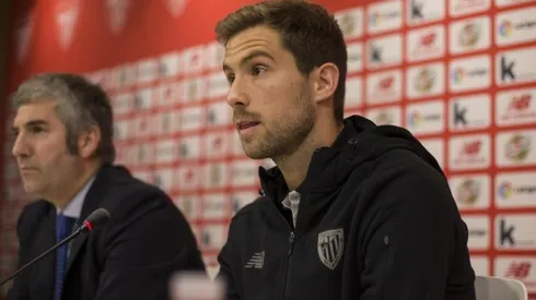 PRESENTADO. El Bilbao lo presentó en conferencia de prensa a Íñigo Martínez.