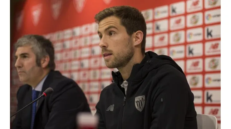 PRESENTADO. El Bilbao lo presentó en conferencia de prensa a Íñigo Martínez.