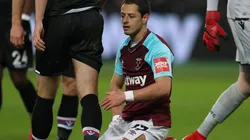 Tomkins le cometió un penal a Chicharito para el gol de West Ham.