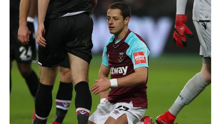 Tomkins le cometió un penal a Chicharito para el gol de West Ham.