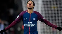 HABILIDOSO. El brasileño no puede evitar amagar rivales ¡hasta cuando están en el suelo!