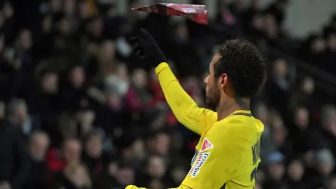 UN NIÑO DE 25 AÑOS. Neymar juega con el avioncito de papel durante el partido contra Rennes.
