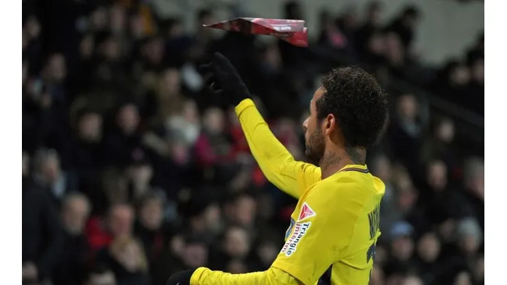 UN NIÑO DE 25 AÑOS. Neymar juega con el avioncito de papel durante el partido contra Rennes.