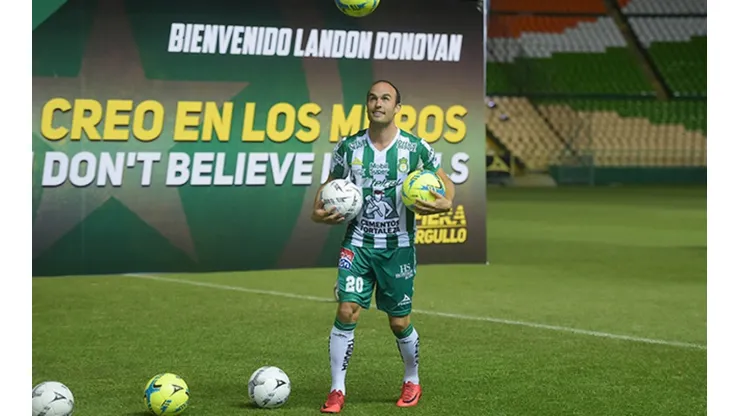 Landon Donovan en su presentación como nuevo jugador del León