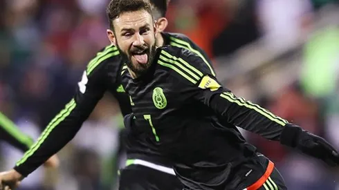 Miguel Layún llegó a Sevilla para realizarse los exámenes físicos.