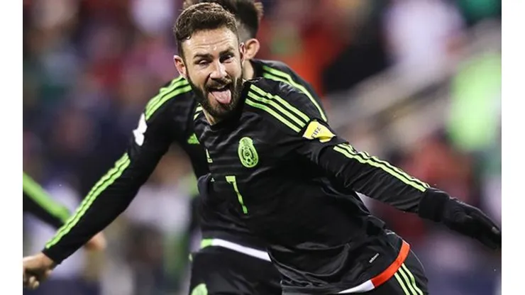 Miguel Layún llegó a Sevilla para realizarse los exámenes físicos.