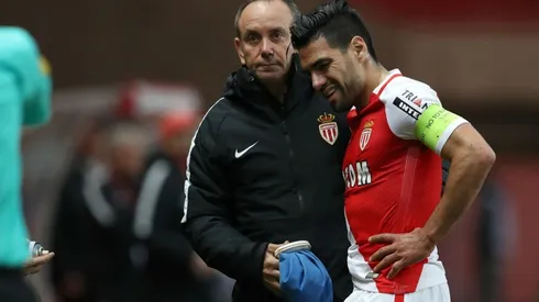 APARATOSO. El rival no midió y casi acaba con la pierna de Radamel. (FOTO: Getty)