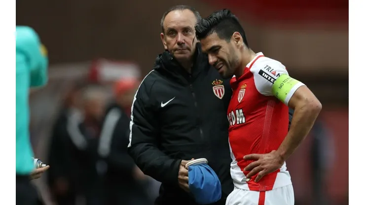 APARATOSO. El rival no midió y casi acaba con la pierna de Radamel. (FOTO: Getty)