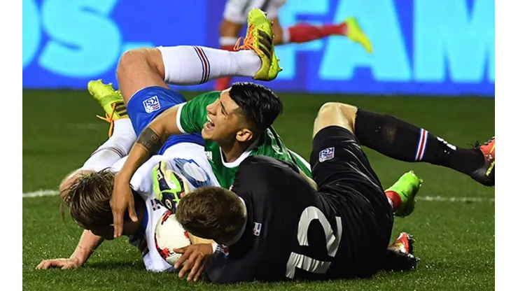 Alan Pulido se lesionó de su tobillo derecho y fue enviado de vuelta a su club.