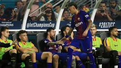 Neymar saluda a Lionel Messi.