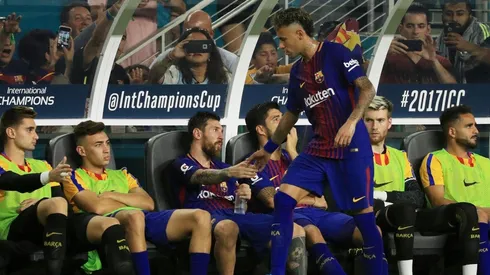 Neymar saluda a Lionel Messi.