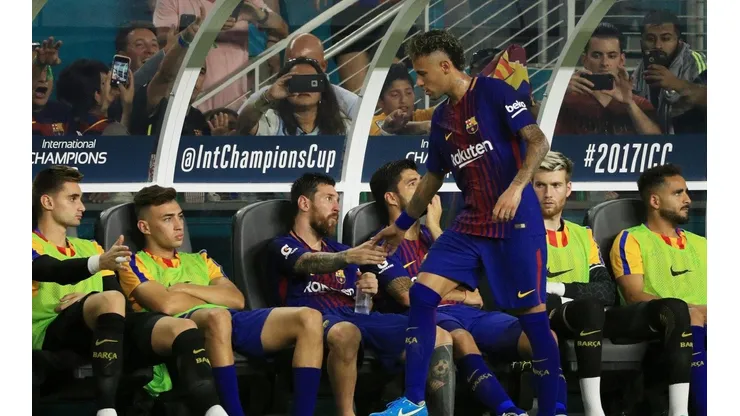 Neymar saluda a Lionel Messi.