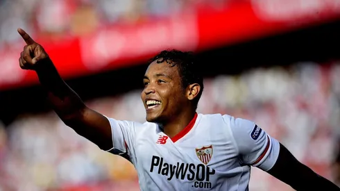 SIGUE MARCANDO. Otro golazo del colombiano que pone a delirar a la parcial del Sevilla