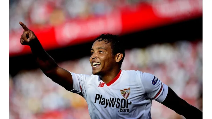 SIGUE MARCANDO. Otro golazo del colombiano que pone a delirar a la parcial del Sevilla