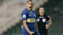 Ramón Ábila con la camiseta de Boca.