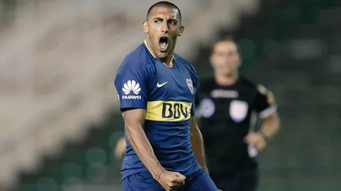 Ramón Ábila con la camiseta de Boca.