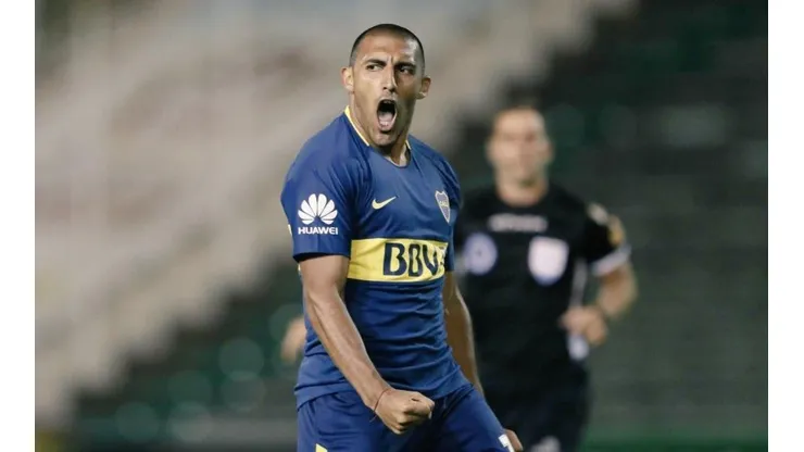 Ramón Ábila con la camiseta de Boca.
