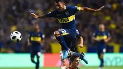 VUELA. Tevez deja atrás a Conti en una corrida en la segunda parte en La Bombonera (Foto: Getty).