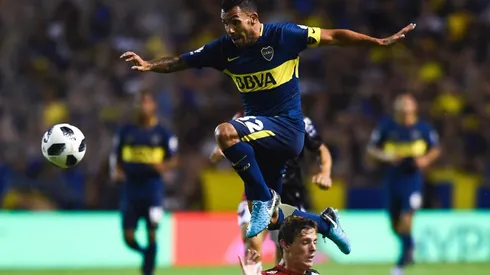 VUELA. Tevez deja atrás a Conti en una corrida en la segunda parte en La Bombonera (Foto: Getty).