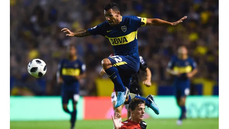 VUELA. Tevez deja atrás a Conti en una corrida en la segunda parte en La Bombonera (Foto: Getty).