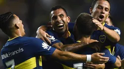 FELIZ. Carlos Tevez abraza a Nández después de su gol para el 2-0 contra Colón (Foto: Getty).