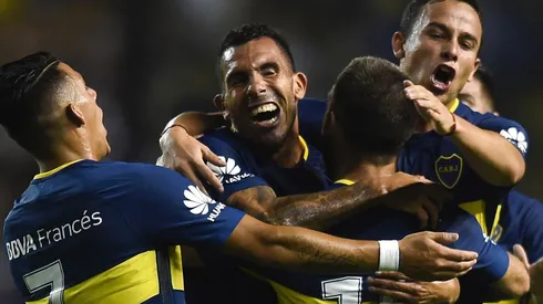 FELIZ. Carlos Tevez abraza a Nández después de su gol para el 2-0 contra Colón (Foto: Getty).