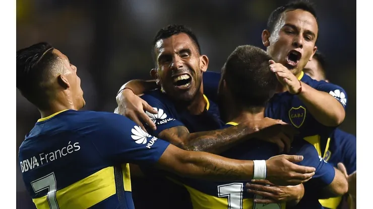 FELIZ. Carlos Tevez abraza a Nández después de su gol para el 2-0 contra Colón (Foto: Getty).
