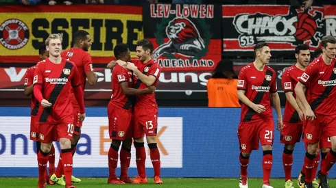 Gracias a un abrazo de oso de un rival, Alario ayudó en el triunfo del Leverkusen