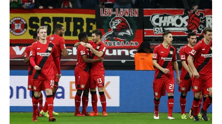Gracias a un abrazo de oso de un rival, Alario ayudó en el triunfo del Leverkusen
