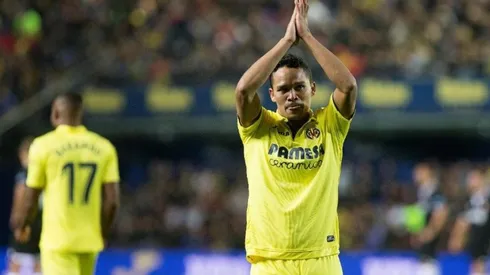 APLAUSOS PARA EL COLOMBIANO. Carlos Bacca recibe los aplausos de los aficionados del Villarreal.