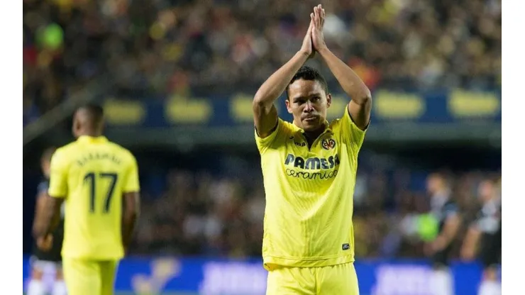 APLAUSOS PARA EL COLOMBIANO. Carlos Bacca recibe los aplausos de los aficionados del Villarreal.