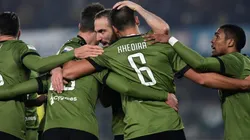EL GOLEADOR. Todos celebran junto a Higuaín después de cerrar el marcador contra Chievo con un gol.