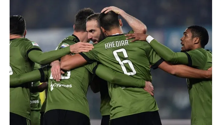 EL GOLEADOR. Todos celebran junto a Higuaín después de cerrar el marcador contra Chievo con un gol.