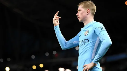 En un tiro libre a lo de Ronaldinho, De Bruyne engañó a todos y la metió por abajo