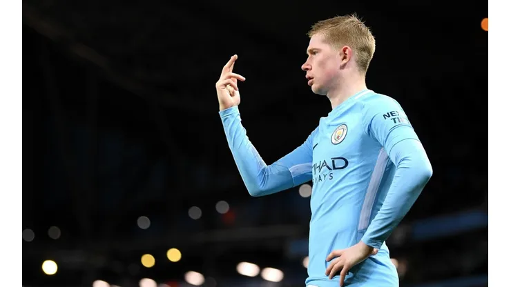 En un tiro libre a lo de Ronaldinho, De Bruyne engañó a todos y la metió por abajo