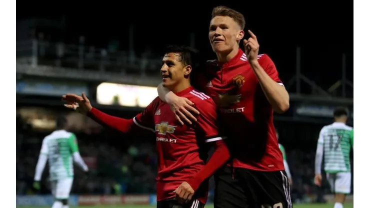 CELEBRAN LOS DIABLOS ROJOS. Alexis Sánchez celebra el tanto con la afición del Manchester United enfrente.