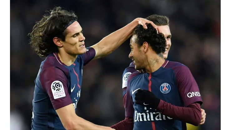 COMPAÑEROS EN CANCHA. Edison Cavani festeja junto a Neymar en el Paris Saint-Germain.