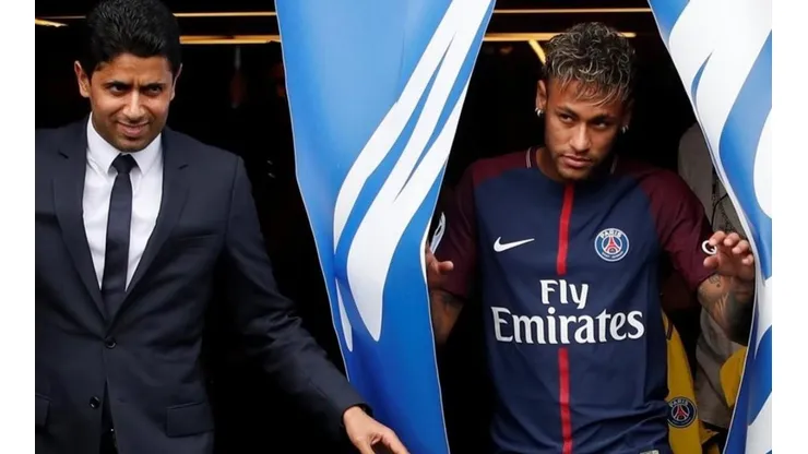 LA PRESENTACIÓN. Al Khelaifi y Neymar juntos en la presentación de jugador como nuevo jugador del Paris Saint-Germain.