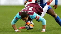 PATAS ARRIBA. El huracán Wigan dejó mal parado al West Ham y a Chicharito.