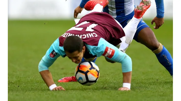 PATAS ARRIBA. El huracán Wigan dejó mal parado al West Ham y a Chicharito.