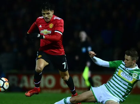 A Alexis Sánchez lo volaron de una patada en su debut