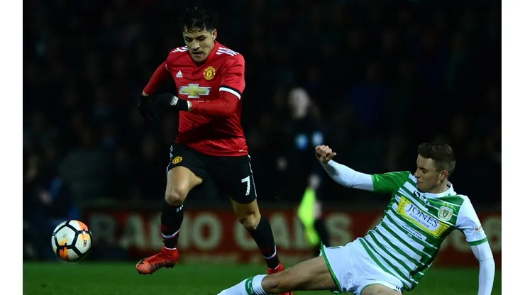 SALTA AL DEFENSOR. Alexis Sánchez regatea la marca del jugador del Yeovil Town en la FA Cup (Foto: Getty).